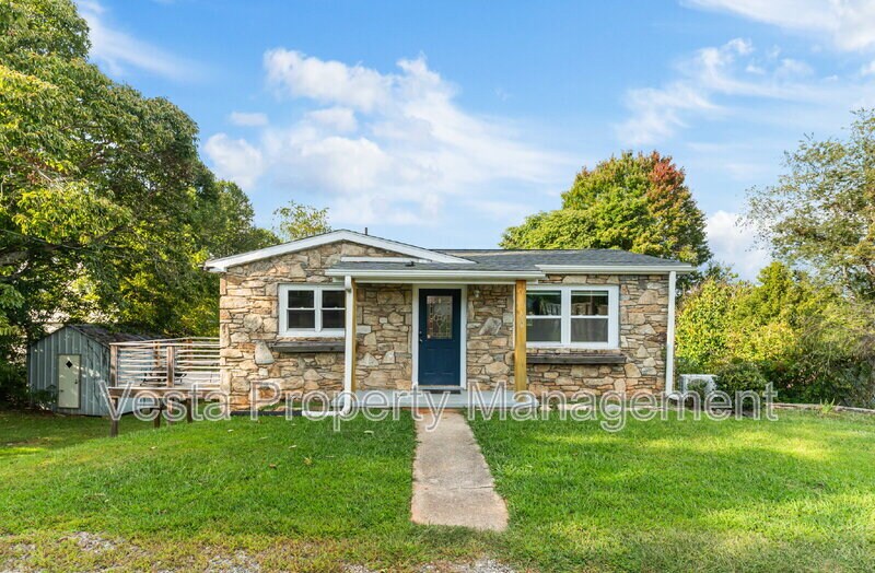 70 Smith Graveyard Rd in Asheville, NC - Building Photo
