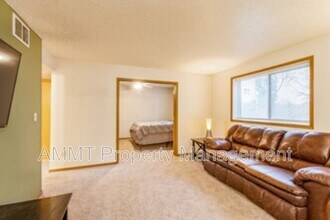 808 Westwinds Dr in Iowa City, IA - Building Photo - Building Photo