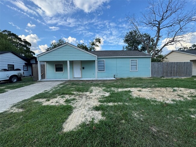 2125 Kingsdale Dr in Deer Park, TX - Building Photo - Building Photo