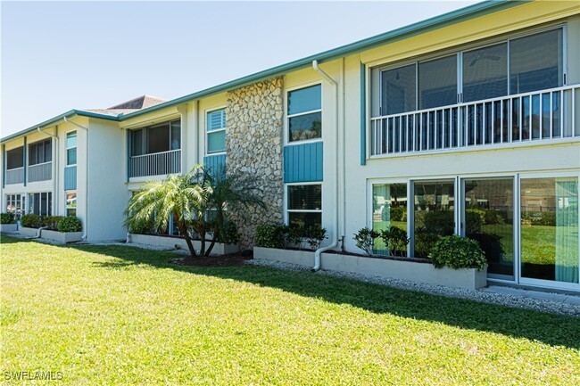 325 Charlemagne Blvd in Naples, FL - Building Photo - Building Photo