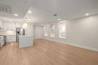 305 Border St, Unit 402 in Boston, MA - Foto de edificio - Building Photo