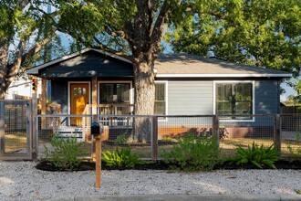 1007 Gullett St in Austin, TX - Building Photo - Building Photo