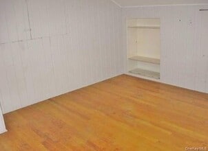 340 Scudder Ave in Northport, NY - Building Photo - Building Photo