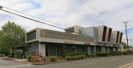 F65 Lofts in Sacramento, CA - Foto de edificio - Building Photo