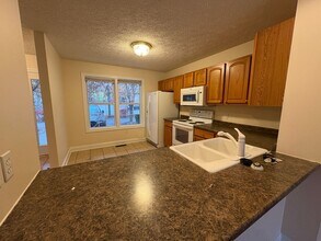 825 Oak Tree Blvd NW in Christiansburg, VA - Foto de edificio - Building Photo