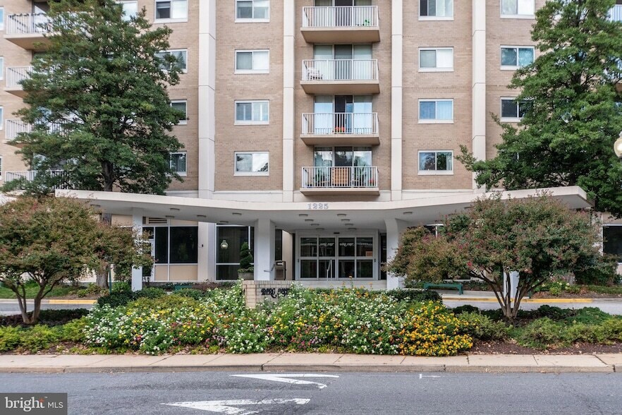 1225 Martha Custis Dr, Unit 502 in Alexandria, VA - Building Photo