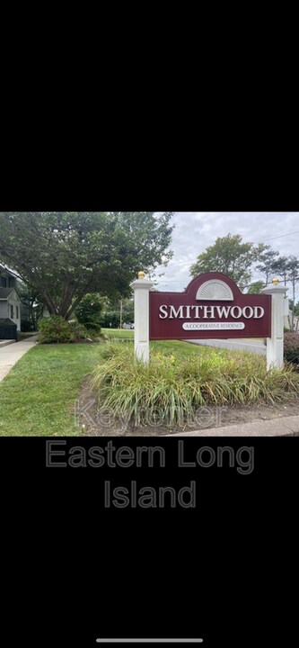 215 Terry Rd in Smithtown, NY - Building Photo