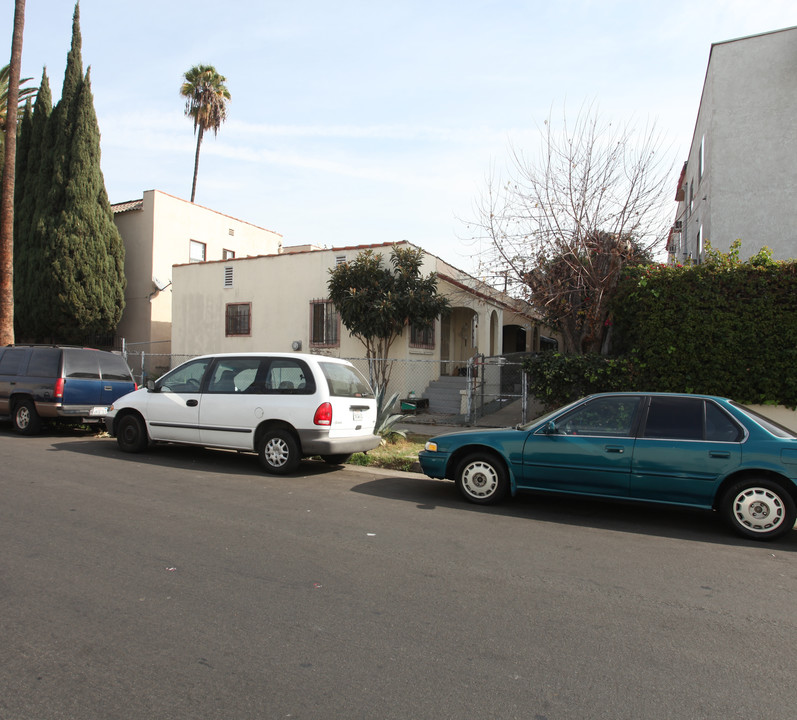 1412 N Serran Ave in Los Angeles, CA - Building Photo