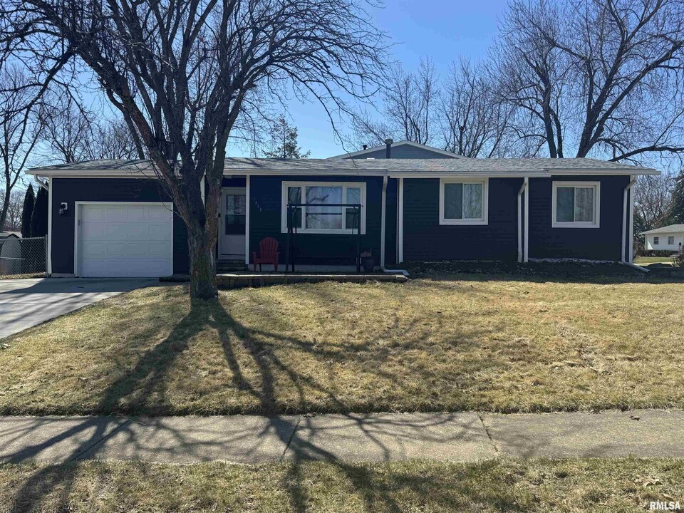 1969 Queens Dr in Bettendorf, IA - Foto de edificio