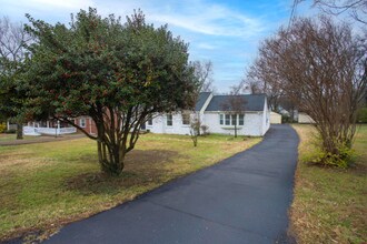 2314 Deerwood Rd in Nashville, TN - Foto de edificio - Building Photo
