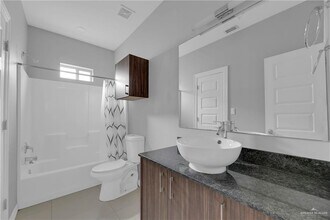 2706 Larkspur Ave, Unit 1 in Edinburg, TX - Foto de edificio - Building Photo