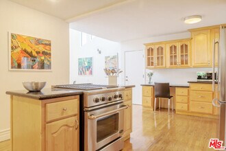 110 N Barrington Ave in Los Angeles, CA - Building Photo - Building Photo