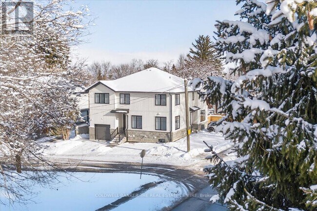 361 Queen St in Newmarket, ON - Building Photo - Building Photo