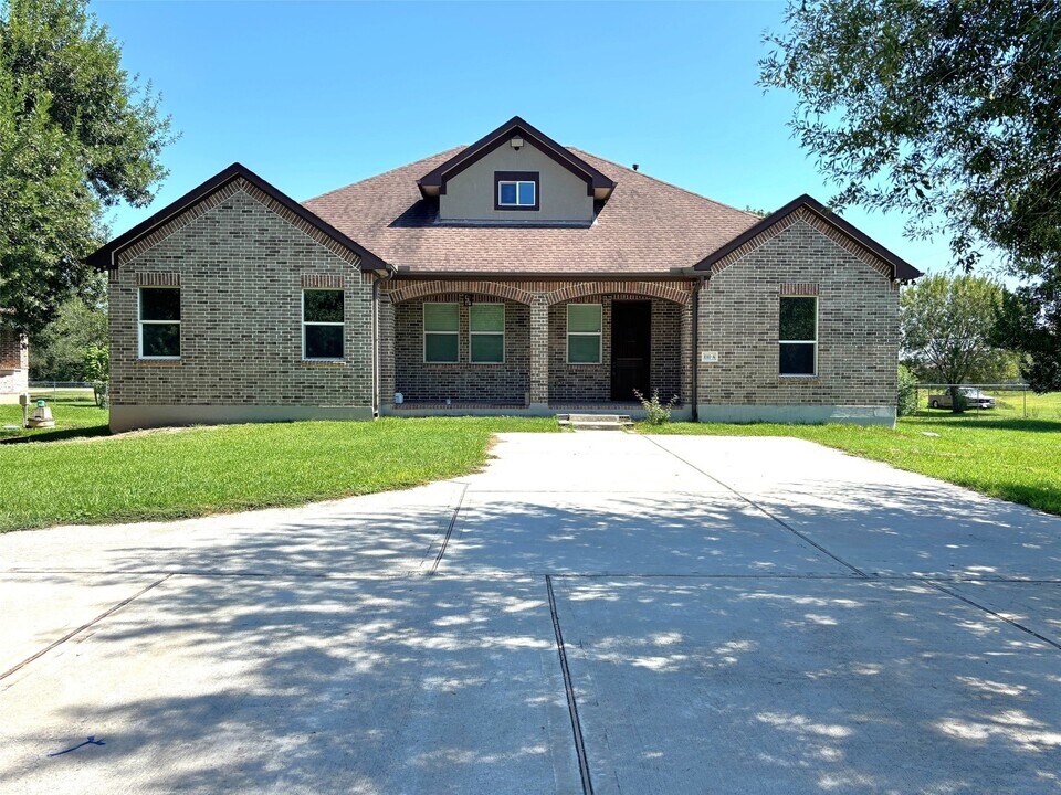 1111 Armadillo Rd in Rosenberg, TX - Building Photo