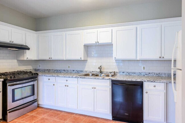 11 Middle St, Unit 1 in Hadley, MA - Building Photo - Building Photo
