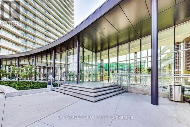 117 McMahon Dr in Toronto, ON - Building Photo - Building Photo