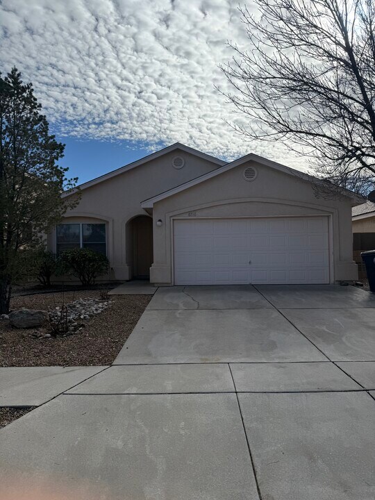 6716 Butte Volcano Rd NW in Albuquerque, NM - Foto de edificio