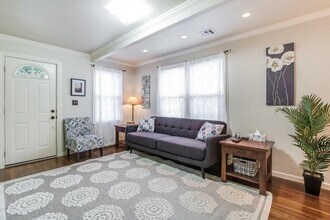 2404 Thornton Rd in Austin, TX - Building Photo - Building Photo