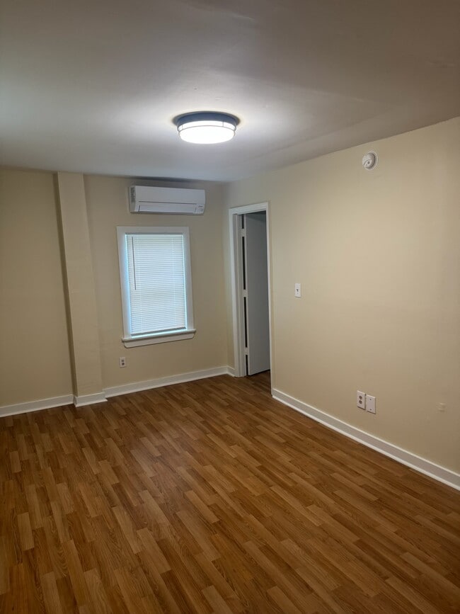 8 Line St, Unit E in Charleston, SC - Foto de edificio - Building Photo