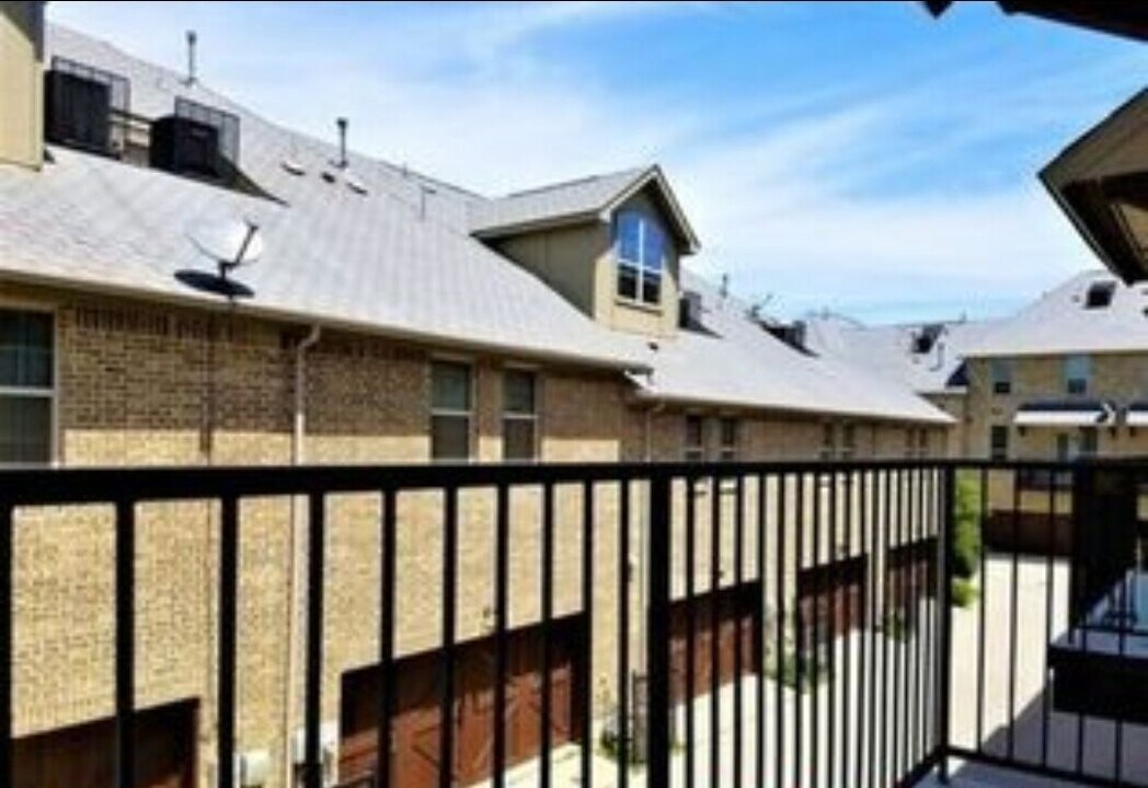 517 W Royal Ln in Irving, TX - Building Photo