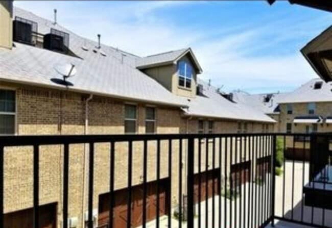 property at 517 W Royal Ln