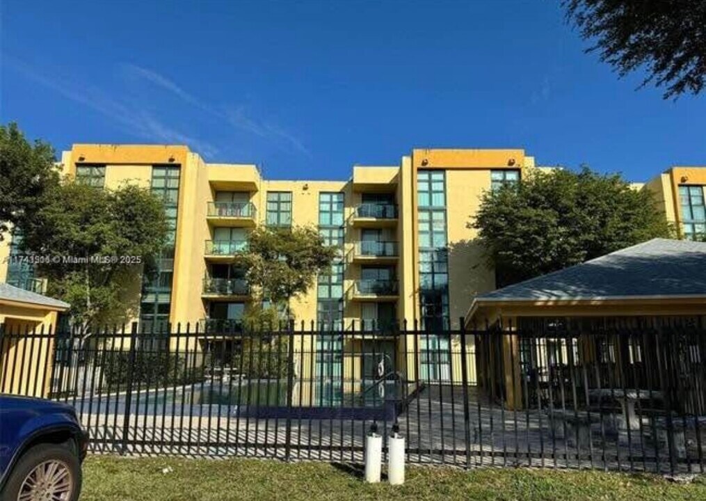 11790 SW 18th St, Unit 15 in Miami, FL - Building Photo