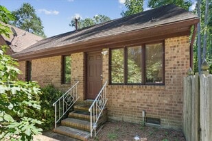 1013 Marlbank Dr in Yorktown, VA - Building Photo