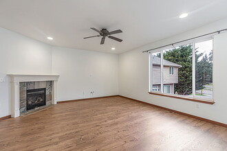 8127 223rd Pl SW in Edmonds, WA - Foto de edificio - Building Photo