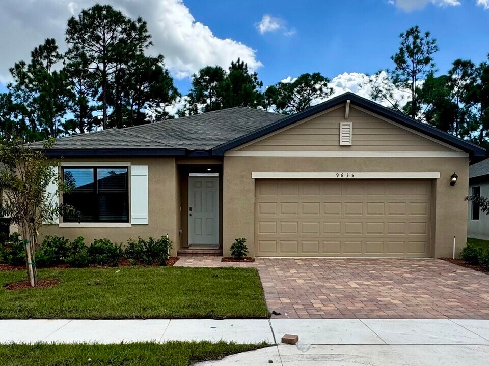 9635 Seaspray Dr in Fort Pierce, FL - Building Photo