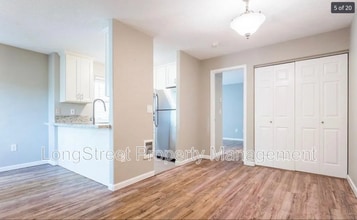 13027 NE Prescott Dr in Portland, OR - Building Photo - Building Photo