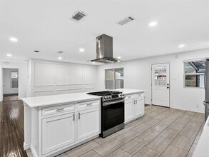 1808 Oates Dr in Dallas, TX - Building Photo - Building Photo