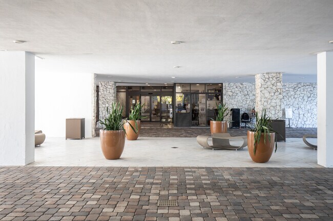 Costa Brava in Miami Beach, FL - Foto de edificio - Building Photo