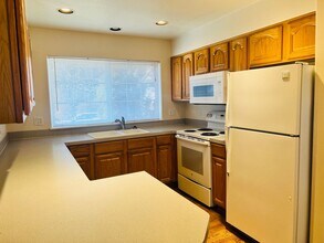 830 NE 71st Ave in Hillsboro, OR - Building Photo - Building Photo