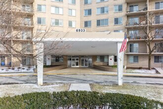 Winston Towers in Chicago, IL - Building Photo - Building Photo