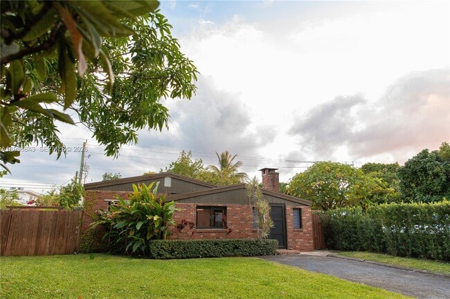 2040 NE 173rd St in North Miami Beach, FL - Building Photo - Building Photo