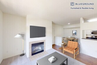 7904 Fall Creek Rd in Dublin, CA - Foto de edificio - Building Photo