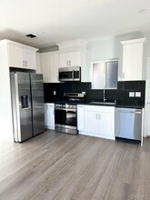 19421 Ventura Blvd in Los Angeles, CA - Foto de edificio - Building Photo