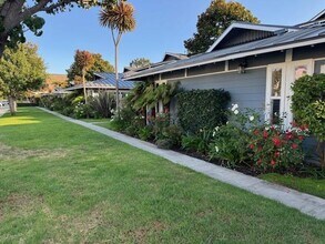 1601-1801 E 15th Street in Newport Beach, CA - Foto de edificio - Building Photo