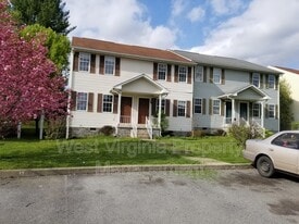 3751 Summerlee Rd in Oak Hill, WV - Building Photo