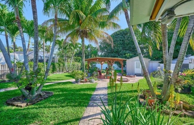 property at 612 W Drew St