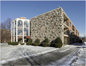 IMPERIAL HOUSE APARTMENTS in Kenosha, WI - Foto de edificio - Building Photo