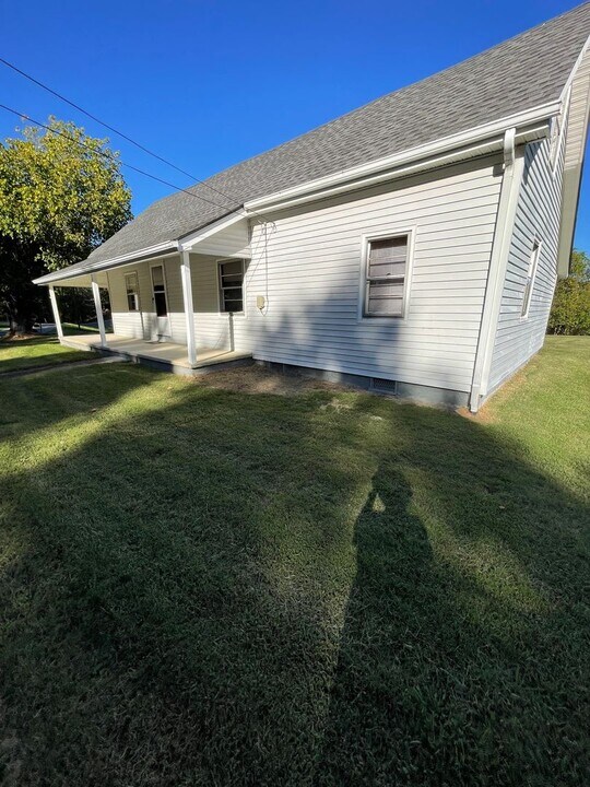 1937 Idle Hour Rd in Kingsport, TN - Building Photo