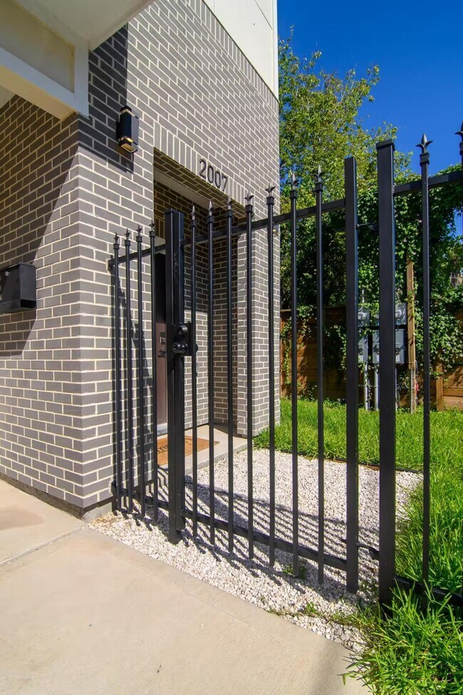 2007 Briley St in Houston, TX - Foto de edificio - Building Photo
