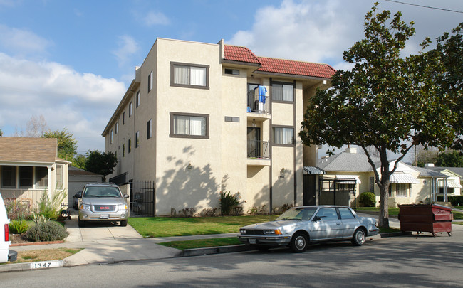 1351 E Windsor Rd in Glendale, CA - Foto de edificio - Building Photo