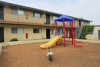 Villa Los Pinos in Whittier, CA - Foto de edificio - Building Photo