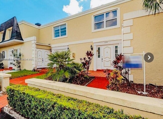 816 NE 27th Ave in Hallandale Beach, FL - Building Photo - Building Photo