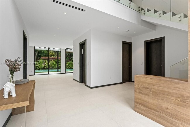 8000 SW 62nd Ct in Miami, FL - Building Photo - Building Photo