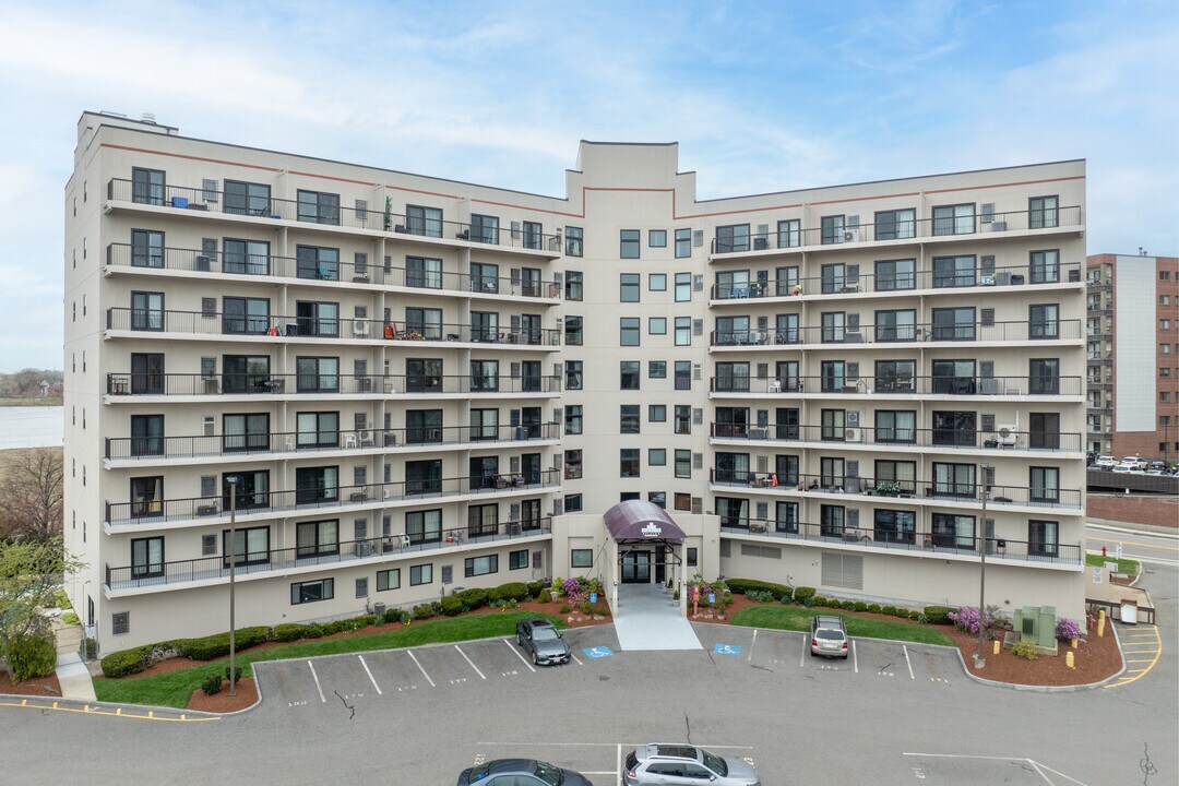 Edgewater Place Condominiums in Quincy, MA - Foto de edificio