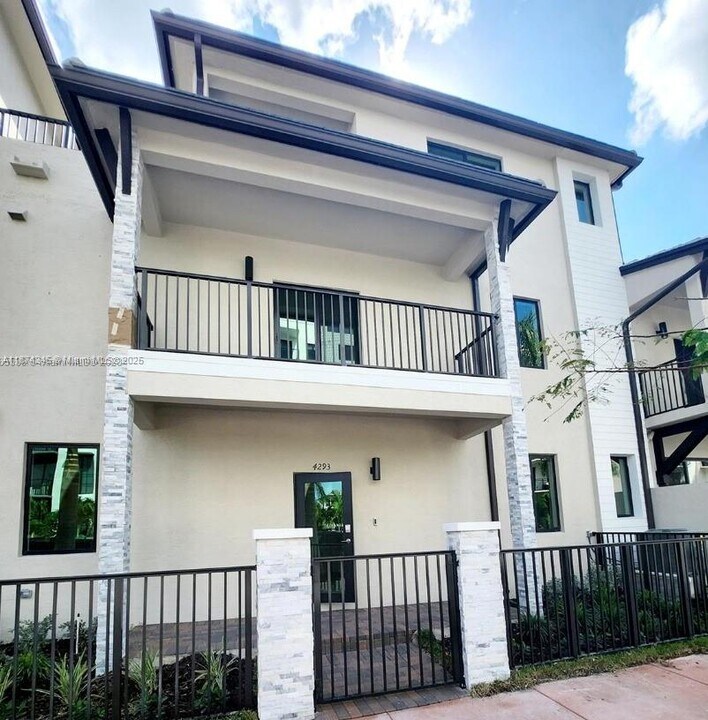 4293 NW 83rd Path in Doral, FL - Building Photo