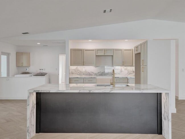 11801 S Island Rd in Hollywood, FL - Building Photo - Building Photo